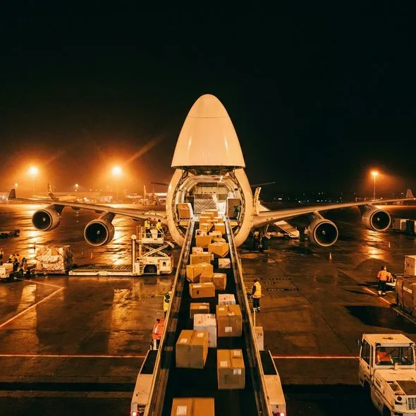 Paquetes subiendo a un avión de carga para los envíos de Estados Unidos a Colombia
